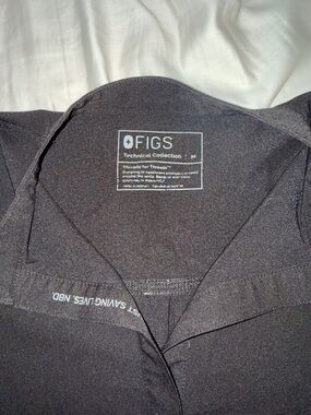 FIGS women’s black Rafaela oversized scrub top - M